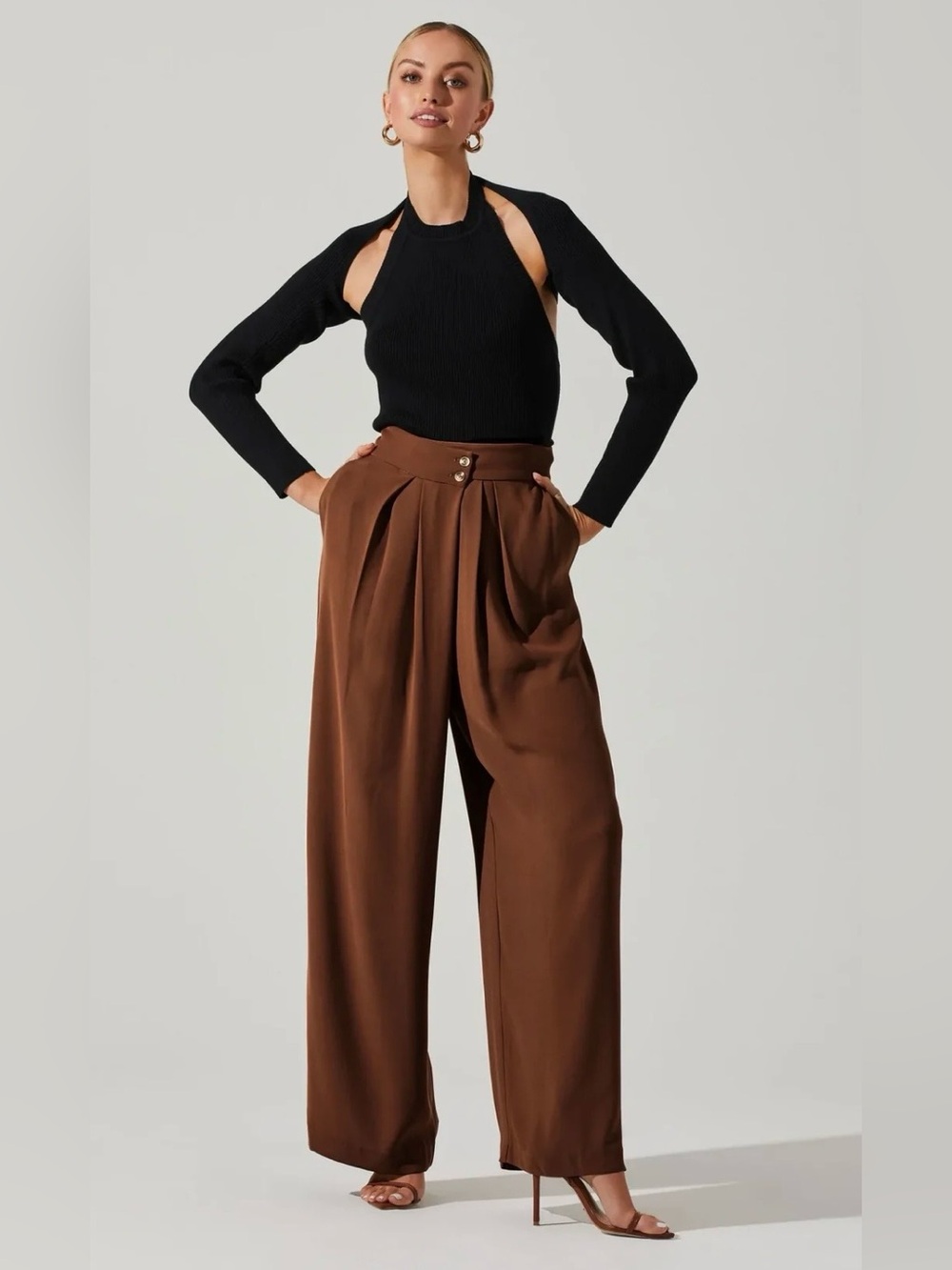 ASTR The Label Kara Criss-Cross Pleated
Wide Leg Pants. M. NWT